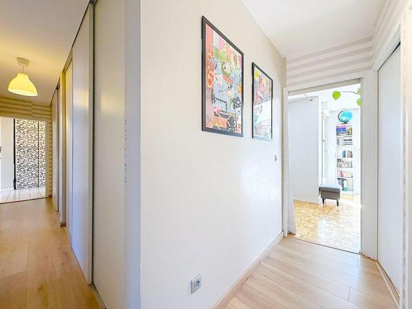 Cusset - Au pied du métro, T5 traversant avec terrasse