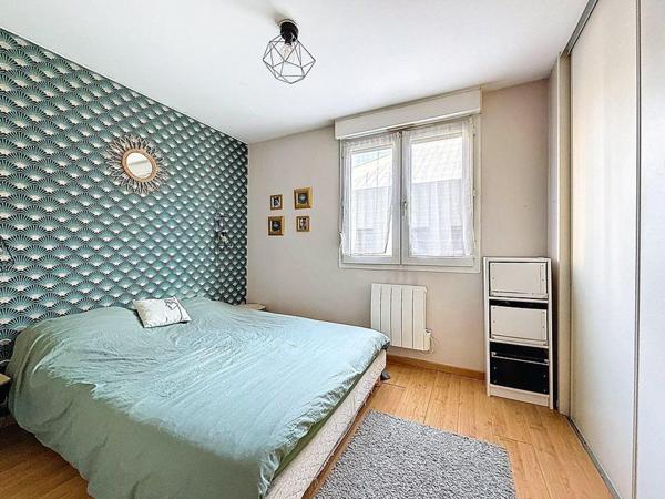 Cusset - Au pied du métro, T5 traversant avec terrasse