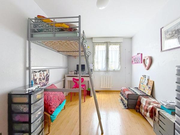 Cusset - Au pied du métro, T5 traversant avec terrasse