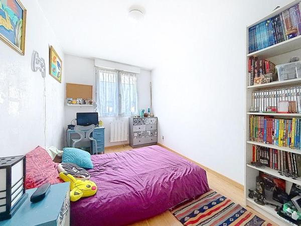 Cusset - Au pied du métro, T5 traversant avec terrasse