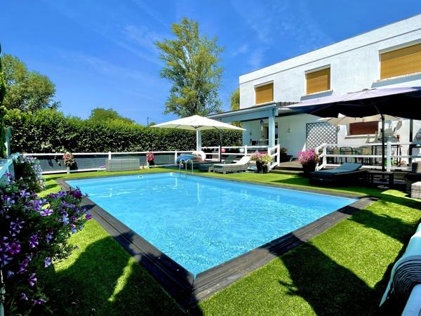 Belle Maison Présentée avec Appartement d’Amis, Piscine et Jardin Clos
