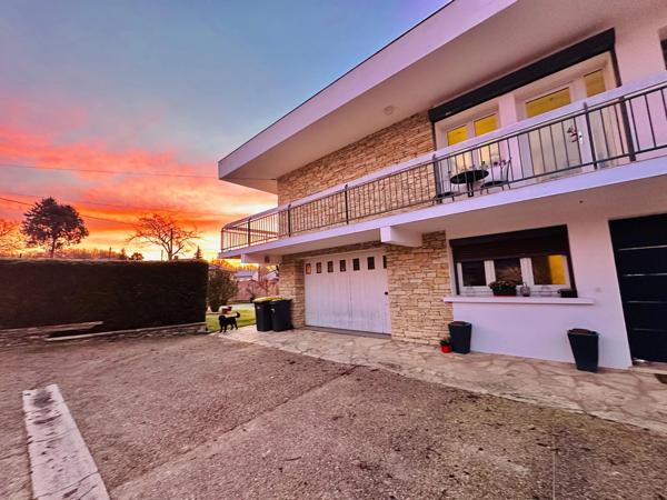 Belle Maison Présentée avec Appartement d’Amis, Piscine et Jardin Clos