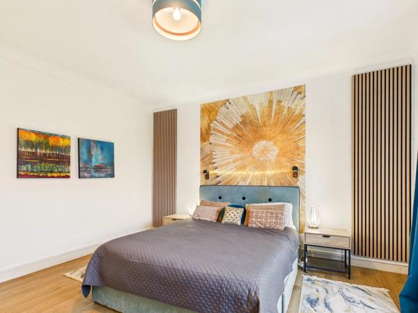 Belle Maison Présentée avec Appartement d’Amis, Piscine et Jardin Clos
