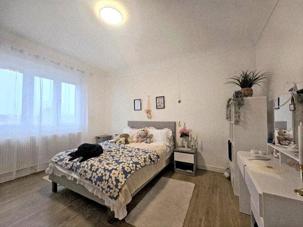 Belle Maison Présentée avec Appartement d’Amis, Piscine et Jardin Clos
