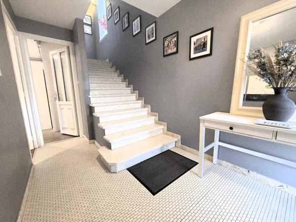 Belle Maison Présentée avec Appartement d’Amis, Piscine et Jardin Clos