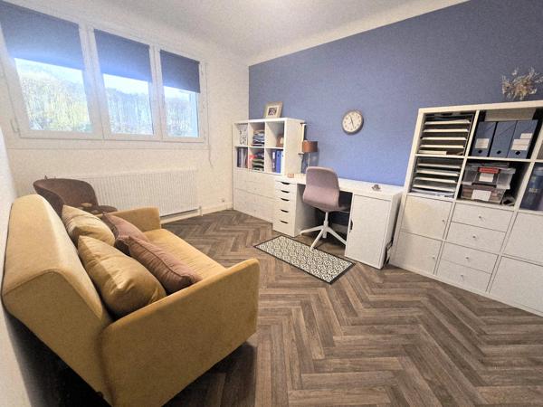 Belle Maison Présentée avec Appartement d’Amis, Piscine et Jardin Clos