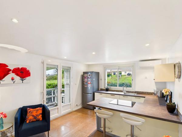 Belle Maison Présentée avec Appartement d’Amis, Piscine et Jardin Clos