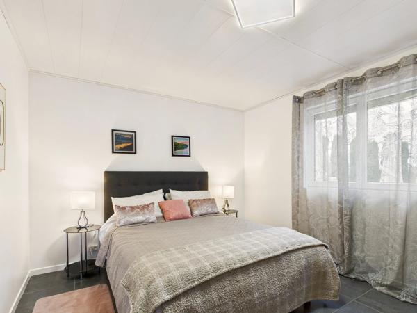 Belle Maison Présentée avec Appartement d’Amis, Piscine et Jardin Clos