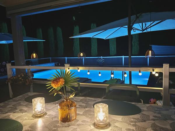 Belle Maison Présentée avec Appartement d’Amis, Piscine et Jardin Clos