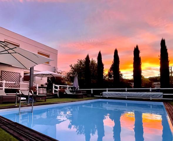 Belle Maison Présentée avec Appartement d’Amis, Piscine et Jardin Clos