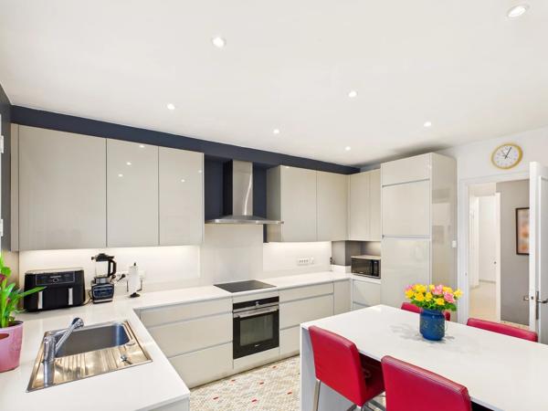 Belle Maison Présentée avec Appartement d’Amis, Piscine et Jardin Clos