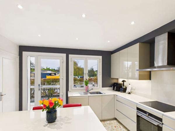 Belle Maison Présentée avec Appartement d’Amis, Piscine et Jardin Clos