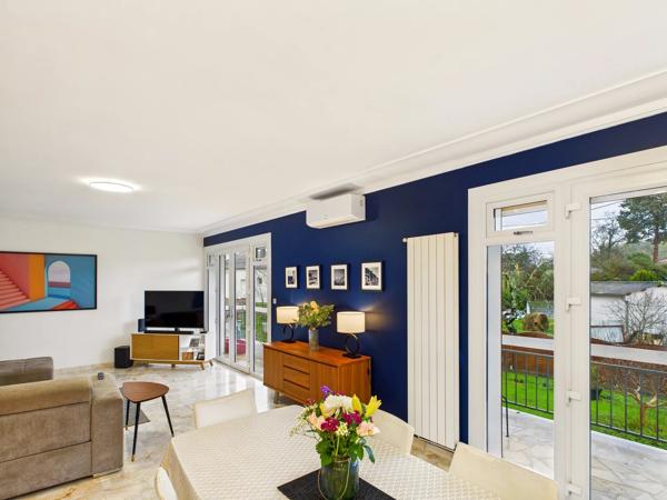 Belle Maison Présentée avec Appartement d’Amis, Piscine et Jardin Clos