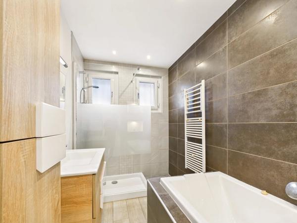 Belle Maison Présentée avec Appartement d’Amis, Piscine et Jardin Clos