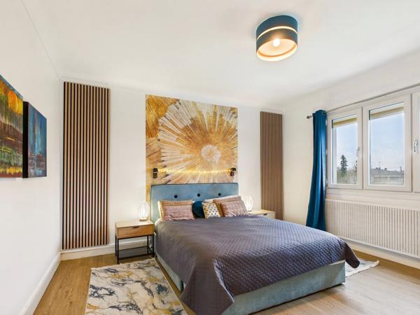 Belle Maison Présentée avec Appartement d’Amis, Piscine et Jardin Clos