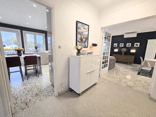 Belle Maison Présentée avec Appartement d’Amis, Piscine et Jardin Clos