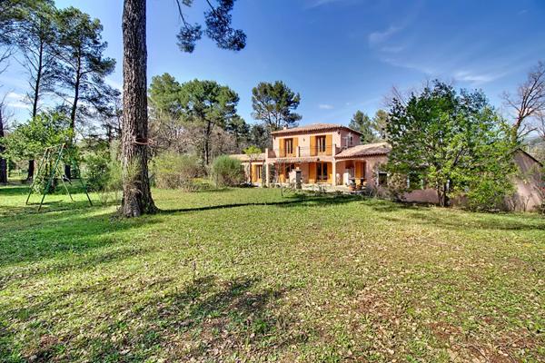 A VENDRE A CALLAS - MAISON de type T6/7 de 170m² environ sur grand terrain et double garage