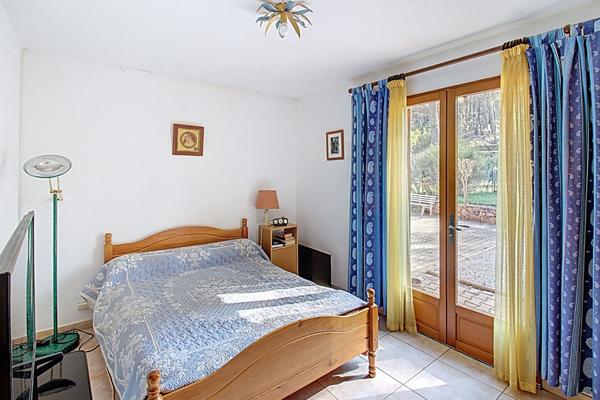 A VENDRE A CALLAS - MAISON de type T6/7 de 170m² environ sur grand terrain et double garage