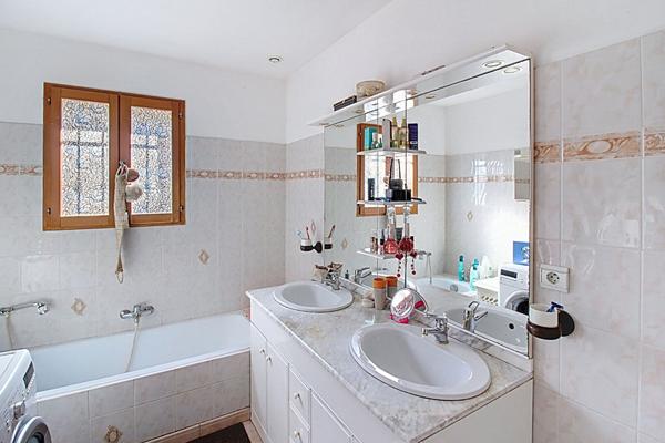 A VENDRE A CALLAS - MAISON de type T6/7 de 170m² environ sur grand terrain et double garage