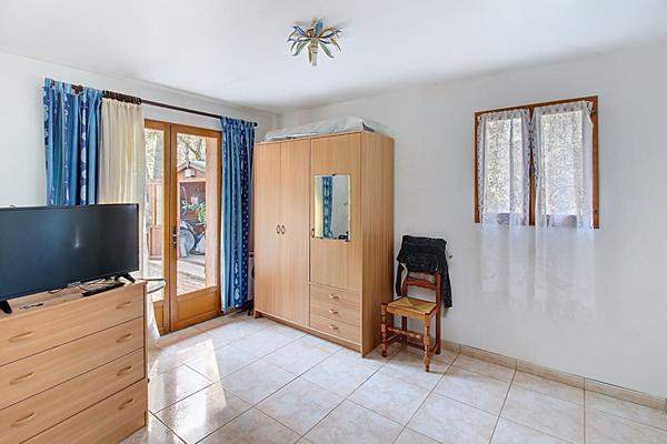 A VENDRE A CALLAS - MAISON de type T6/7 de 170m² environ sur grand terrain et double garage