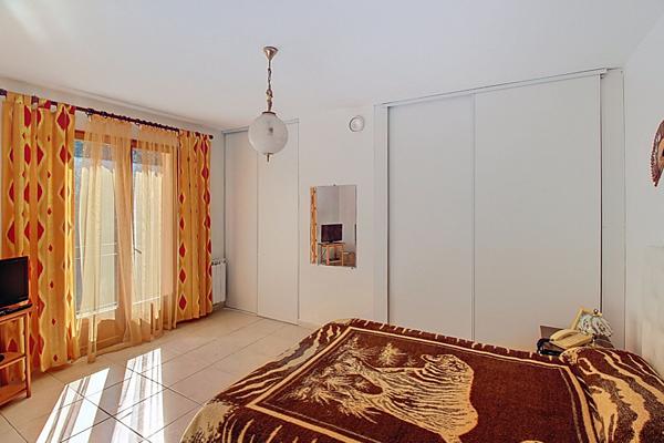 A VENDRE A CALLAS - MAISON de type T6/7 de 170m² environ sur grand terrain et double garage