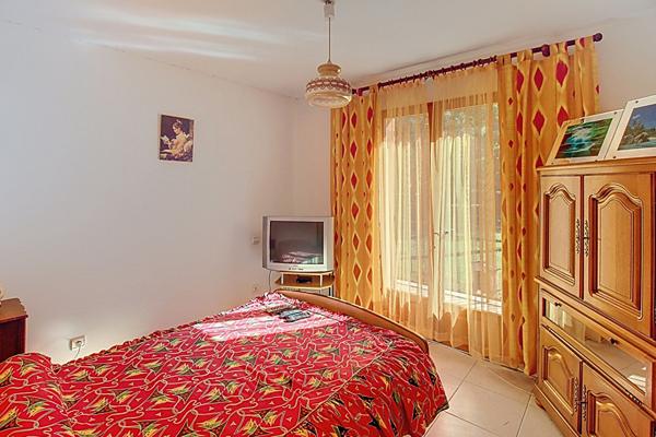 A VENDRE A CALLAS - MAISON de type T6/7 de 170m² environ sur grand terrain et double garage
