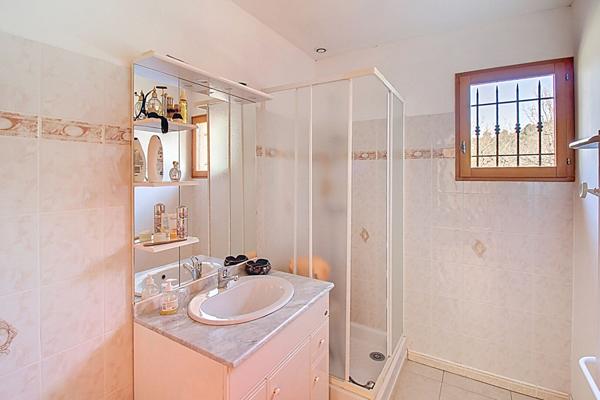 A VENDRE A CALLAS - MAISON de type T6/7 de 170m² environ sur grand terrain et double garage
