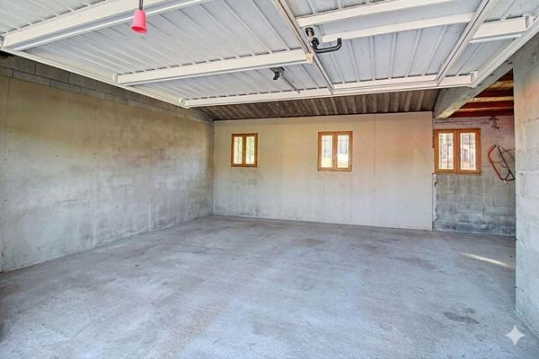 A VENDRE A CALLAS - MAISON de type T6/7 de 170m² environ sur grand terrain et double garage