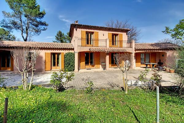 A VENDRE A CALLAS - MAISON de type T6/7 de 170m² environ sur grand terrain et double garage