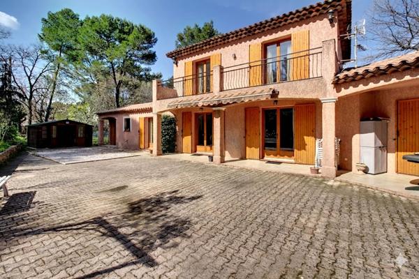 A VENDRE A CALLAS - MAISON de type T6/7 de 170m² environ sur grand terrain et double garage