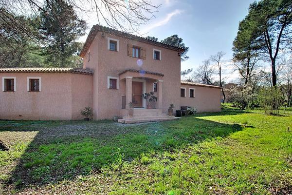 A VENDRE A CALLAS - MAISON de type T6/7 de 170m² environ sur grand terrain et double garage