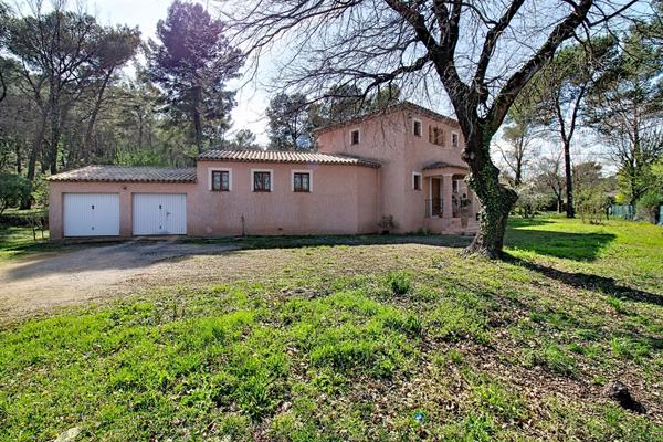 A VENDRE A CALLAS - MAISON de type T6/7 de 170m² environ sur grand terrain et double garage