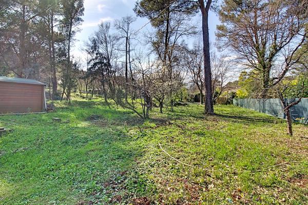A VENDRE A CALLAS - MAISON de type T6/7 de 170m² environ sur grand terrain et double garage