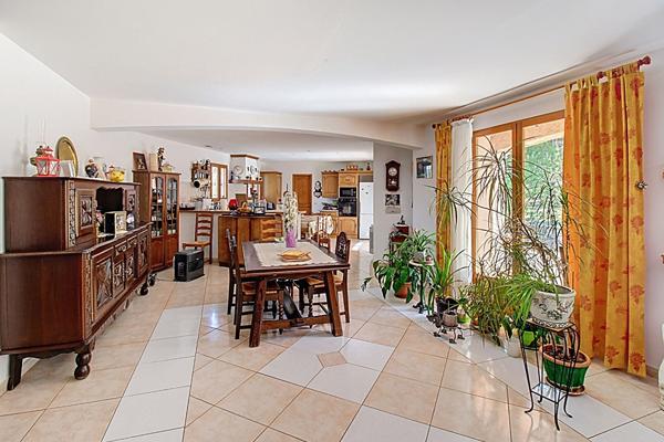 A VENDRE A CALLAS - MAISON de type T6/7 de 170m² environ sur grand terrain et double garage