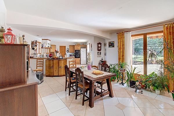 A VENDRE A CALLAS - MAISON de type T6/7 de 170m² environ sur grand terrain et double garage