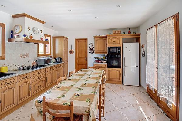 A VENDRE A CALLAS - MAISON de type T6/7 de 170m² environ sur grand terrain et double garage