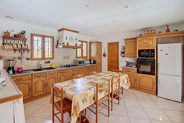 A VENDRE A CALLAS - MAISON de type T6/7 de 170m² environ sur grand terrain et double garage