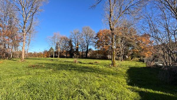 Terrain constructible de 2 215m² à Chancelade