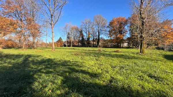 Terrain constructible de 2 215m² à Chancelade