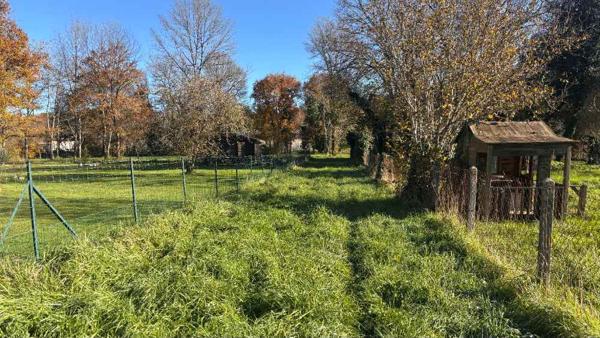 Terrain constructible de 2 215m² à Chancelade
