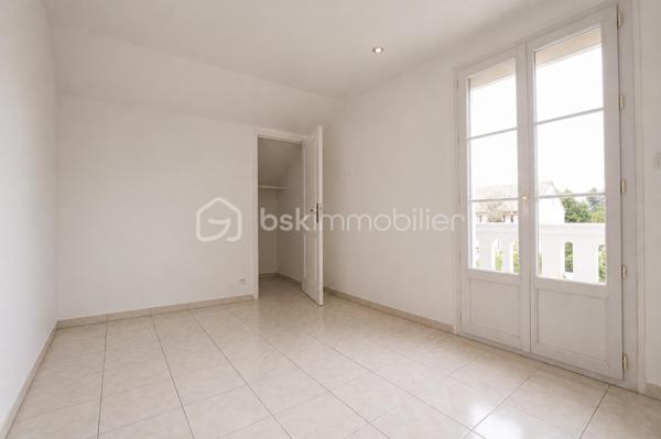 Située dans l’un des quartiers les plus recherchés de Choisy-le-Roi, dans une rue calme et proche de toutes les commodités (transports, écoles, commerces), venez découvrir cette spacieuse maison familiale aux très beaux volumes, répartie sur trois niveaux.

Dès l’entrée, vous serez séduits par un vaste salon/séjour lumineux d’environ 40 m² ainsi qu’une grande cuisine indépendante idéale pour les familles et les moments de convivialité.

La maison dispose de 4 chambres, dont :

1 chambre au rez-de-chaussée avec toilettes,
3 chambres à l’étage, dont 2 avec dressing intégré,
une suite avec salle d’eau privative.

Vous trouverez également à l’étage une seconde salle d’eau ainsi que des toilettes indépendantes.

En rez-de-jardin, le bien offre de nombreux espaces supplémentaires avec :

une seconde cuisine équipée,
un bureau,
un double salon/séjour,
une chambre avec placard,
un toilette indépendant.

La cuisine du rez-de-jardin donne directement accès à une superbe véranda d’environ 20 m² avec cellier intégré, véritable espace de vie supplémentaire ouvert sur le jardin.

À l’extérieur, vous profiterez d’une agréable cuisine d’été avec barbecue/cheminée, parfaite pour recevoir en toute saison.

Un autre atout rare : une dépendance d’environ 30 m² pouvant être aménagée en appartement indépendant, studio ou espace professionnel (travaux à prévoir).

Les chambres offrent une superficie moyenne d’environ 12 m².
La maison dispose également d’une cave.

Un bien aux multiples possibilités, idéal pour une grande famille, une activité indépendante, un projet multigénérationnel ou un investissement complémentaire.

Produit rare sur le secteur – À visiter rapidement.