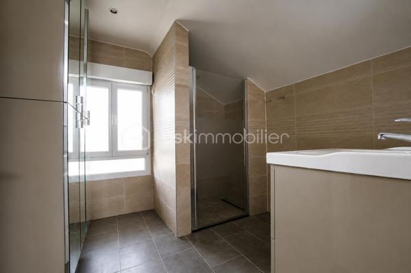 Située dans l’un des quartiers les plus recherchés de Choisy-le-Roi, dans une rue calme et proche de toutes les commodités (transports, écoles, commerces), venez découvrir cette spacieuse maison familiale aux très beaux volumes, répartie sur trois niveaux.

Dès l’entrée, vous serez séduits par un vaste salon/séjour lumineux d’environ 40 m² ainsi qu’une grande cuisine indépendante idéale pour les familles et les moments de convivialité.

La maison dispose de 4 chambres, dont :

1 chambre au rez-de-chaussée avec toilettes,
3 chambres à l’étage, dont 2 avec dressing intégré,
une suite avec salle d’eau privative.

Vous trouverez également à l’étage une seconde salle d’eau ainsi que des toilettes indépendantes.

En rez-de-jardin, le bien offre de nombreux espaces supplémentaires avec :

une seconde cuisine équipée,
un bureau,
un double salon/séjour,
une chambre avec placard,
un toilette indépendant.

La cuisine du rez-de-jardin donne directement accès à une superbe véranda d’environ 20 m² avec cellier intégré, véritable espace de vie supplémentaire ouvert sur le jardin.

À l’extérieur, vous profiterez d’une agréable cuisine d’été avec barbecue/cheminée, parfaite pour recevoir en toute saison.

Un autre atout rare : une dépendance d’environ 30 m² pouvant être aménagée en appartement indépendant, studio ou espace professionnel (travaux à prévoir).

Les chambres offrent une superficie moyenne d’environ 12 m².
La maison dispose également d’une cave.

Un bien aux multiples possibilités, idéal pour une grande famille, une activité indépendante, un projet multigénérationnel ou un investissement complémentaire.

Produit rare sur le secteur – À visiter rapidement.