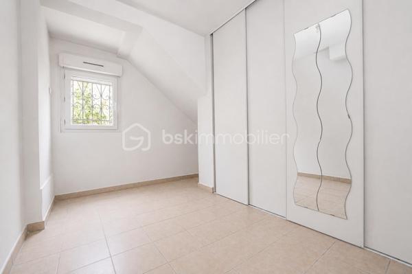 Située dans l’un des quartiers les plus recherchés de Choisy-le-Roi, dans une rue calme et proche de toutes les commodités (transports, écoles, commerces), venez découvrir cette spacieuse maison familiale aux très beaux volumes, répartie sur trois niveaux.

Dès l’entrée, vous serez séduits par un vaste salon/séjour lumineux d’environ 40 m² ainsi qu’une grande cuisine indépendante idéale pour les familles et les moments de convivialité.

La maison dispose de 4 chambres, dont :

1 chambre au rez-de-chaussée avec toilettes,
3 chambres à l’étage, dont 2 avec dressing intégré,
une suite avec salle d’eau privative.

Vous trouverez également à l’étage une seconde salle d’eau ainsi que des toilettes indépendantes.

En rez-de-jardin, le bien offre de nombreux espaces supplémentaires avec :

une seconde cuisine équipée,
un bureau,
un double salon/séjour,
une chambre avec placard,
un toilette indépendant.

La cuisine du rez-de-jardin donne directement accès à une superbe véranda d’environ 20 m² avec cellier intégré, véritable espace de vie supplémentaire ouvert sur le jardin.

À l’extérieur, vous profiterez d’une agréable cuisine d’été avec barbecue/cheminée, parfaite pour recevoir en toute saison.

Un autre atout rare : une dépendance d’environ 30 m² pouvant être aménagée en appartement indépendant, studio ou espace professionnel (travaux à prévoir).

Les chambres offrent une superficie moyenne d’environ 12 m².
La maison dispose également d’une cave.

Un bien aux multiples possibilités, idéal pour une grande famille, une activité indépendante, un projet multigénérationnel ou un investissement complémentaire.

Produit rare sur le secteur – À visiter rapidement.