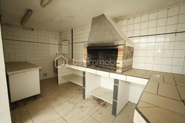 Située dans l’un des quartiers les plus recherchés de Choisy-le-Roi, dans une rue calme et proche de toutes les commodités (transports, écoles, commerces), venez découvrir cette spacieuse maison familiale aux très beaux volumes, répartie sur trois niveaux.

Dès l’entrée, vous serez séduits par un vaste salon/séjour lumineux d’environ 40 m² ainsi qu’une grande cuisine indépendante idéale pour les familles et les moments de convivialité.

La maison dispose de 4 chambres, dont :

1 chambre au rez-de-chaussée avec toilettes,
3 chambres à l’étage, dont 2 avec dressing intégré,
une suite avec salle d’eau privative.

Vous trouverez également à l’étage une seconde salle d’eau ainsi que des toilettes indépendantes.

En rez-de-jardin, le bien offre de nombreux espaces supplémentaires avec :

une seconde cuisine équipée,
un bureau,
un double salon/séjour,
une chambre avec placard,
un toilette indépendant.

La cuisine du rez-de-jardin donne directement accès à une superbe véranda d’environ 20 m² avec cellier intégré, véritable espace de vie supplémentaire ouvert sur le jardin.

À l’extérieur, vous profiterez d’une agréable cuisine d’été avec barbecue/cheminée, parfaite pour recevoir en toute saison.

Un autre atout rare : une dépendance d’environ 30 m² pouvant être aménagée en appartement indépendant, studio ou espace professionnel (travaux à prévoir).

Les chambres offrent une superficie moyenne d’environ 12 m².
La maison dispose également d’une cave.

Un bien aux multiples possibilités, idéal pour une grande famille, une activité indépendante, un projet multigénérationnel ou un investissement complémentaire.

Produit rare sur le secteur – À visiter rapidement.