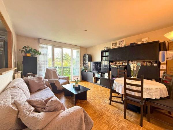 Découvrez ce CHARMENT appartement 4 pièces de 76m2, situé au PLATEAU D'AVRON dans une zone CALME ET PAVILLONAIRE, idéal pour une famille ou un jeune couple en quête de sérénité.

Au 2eme et dernier étage d'une petite copropriété très bien entretenue de 12 lots, ce bien vous séduira par sa luminosité et son absence totale de vis-à-vis, garantissant calme et intimité quotidien.

L' appartement se compose d'une entrée séparée avec de nombreux rangements, pratique et fonctionnelle.
L'agencement distingue parfaitement l'espace de vie de l'espace nuit.
Le séjour de 18m2, SPACIEUX et LUMINEUX, bénéficie d'un accès direct au BALCON et communique avec la cuisine grâce à une large ouverture de type passe plat.
Ce mur n'étant pas porteur, il offre la possibilité d'ouvrir davantage l'espace afin de créer une belle pièce de vie selon vos envies.

Coté nuit vous y trouverez 3 BELLES CHAMBRES AVEC RANGEMENTS de 10,88 m2 et de 11,36m2, une des chambres dispose d'un BALCON.
L'espace est complété par une SDB et WC séparé.

Le bien comprend également un GARAGE d’environ 15m2, une CAVE d'environ 6m2 et d'un SECHOIR pouvant faire office d'une 2eme CAVE.

Les ++ :

RAPID MARKET 
Boulangerie et PIZZERIA
BAR TABAC et Relais Colis 
Centre Médical  
Cinéma, un marché couvert TOUS LES VENDREDIS MATIN et une MICRO CRECHE.
A 1 mn à pied de l'école Elémentaire Edouard HERRIOT.
A 1 mn à pied de la Maternelle Paul LETOMBE.
A 1 mn du Bus 114 qui dessert le RER A en 16mn et à 12 mn du RER E le Raincy Villemomble.
A 5 mn du PARC DES COTEAUX D'AVRON