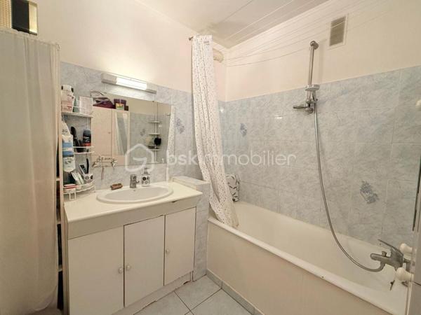 Découvrez ce CHARMENT appartement 4 pièces de 76m2, situé au PLATEAU D'AVRON dans une zone CALME ET PAVILLONAIRE, idéal pour une famille ou un jeune couple en quête de sérénité.

Au 2eme et dernier étage d'une petite copropriété très bien entretenue de 12 lots, ce bien vous séduira par sa luminosité et son absence totale de vis-à-vis, garantissant calme et intimité quotidien.

L' appartement se compose d'une entrée séparée avec de nombreux rangements, pratique et fonctionnelle.
L'agencement distingue parfaitement l'espace de vie de l'espace nuit.
Le séjour de 18m2, SPACIEUX et LUMINEUX, bénéficie d'un accès direct au BALCON et communique avec la cuisine grâce à une large ouverture de type passe plat.
Ce mur n'étant pas porteur, il offre la possibilité d'ouvrir davantage l'espace afin de créer une belle pièce de vie selon vos envies.

Coté nuit vous y trouverez 3 BELLES CHAMBRES AVEC RANGEMENTS de 10,88 m2 et de 11,36m2, une des chambres dispose d'un BALCON.
L'espace est complété par une SDB et WC séparé.

Le bien comprend également un GARAGE d’environ 15m2, une CAVE d'environ 6m2 et d'un SECHOIR pouvant faire office d'une 2eme CAVE.

Les ++ :

RAPID MARKET 
Boulangerie et PIZZERIA
BAR TABAC et Relais Colis 
Centre Médical  
Cinéma, un marché couvert TOUS LES VENDREDIS MATIN et une MICRO CRECHE.
A 1 mn à pied de l'école Elémentaire Edouard HERRIOT.
A 1 mn à pied de la Maternelle Paul LETOMBE.
A 1 mn du Bus 114 qui dessert le RER A en 16mn et à 12 mn du RER E le Raincy Villemomble.
A 5 mn du PARC DES COTEAUX D'AVRON