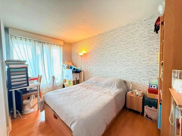 Découvrez ce CHARMENT appartement 4 pièces de 76m2, situé au PLATEAU D'AVRON dans une zone CALME ET PAVILLONAIRE, idéal pour une famille ou un jeune couple en quête de sérénité.

Au 2eme et dernier étage d'une petite copropriété très bien entretenue de 12 lots, ce bien vous séduira par sa luminosité et son absence totale de vis-à-vis, garantissant calme et intimité quotidien.

L' appartement se compose d'une entrée séparée avec de nombreux rangements, pratique et fonctionnelle.
L'agencement distingue parfaitement l'espace de vie de l'espace nuit.
Le séjour de 18m2, SPACIEUX et LUMINEUX, bénéficie d'un accès direct au BALCON et communique avec la cuisine grâce à une large ouverture de type passe plat.
Ce mur n'étant pas porteur, il offre la possibilité d'ouvrir davantage l'espace afin de créer une belle pièce de vie selon vos envies.

Coté nuit vous y trouverez 3 BELLES CHAMBRES AVEC RANGEMENTS de 10,88 m2 et de 11,36m2, une des chambres dispose d'un BALCON.
L'espace est complété par une SDB et WC séparé.

Le bien comprend également un GARAGE d’environ 15m2, une CAVE d'environ 6m2 et d'un SECHOIR pouvant faire office d'une 2eme CAVE.

Les ++ :

RAPID MARKET 
Boulangerie et PIZZERIA
BAR TABAC et Relais Colis 
Centre Médical  
Cinéma, un marché couvert TOUS LES VENDREDIS MATIN et une MICRO CRECHE.
A 1 mn à pied de l'école Elémentaire Edouard HERRIOT.
A 1 mn à pied de la Maternelle Paul LETOMBE.
A 1 mn du Bus 114 qui dessert le RER A en 16mn et à 12 mn du RER E le Raincy Villemomble.
A 5 mn du PARC DES COTEAUX D'AVRON
