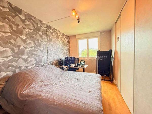 Découvrez ce CHARMENT appartement 4 pièces de 76m2, situé au PLATEAU D'AVRON dans une zone CALME ET PAVILLONAIRE, idéal pour une famille ou un jeune couple en quête de sérénité.

Au 2eme et dernier étage d'une petite copropriété très bien entretenue de 12 lots, ce bien vous séduira par sa luminosité et son absence totale de vis-à-vis, garantissant calme et intimité quotidien.

L' appartement se compose d'une entrée séparée avec de nombreux rangements, pratique et fonctionnelle.
L'agencement distingue parfaitement l'espace de vie de l'espace nuit.
Le séjour de 18m2, SPACIEUX et LUMINEUX, bénéficie d'un accès direct au BALCON et communique avec la cuisine grâce à une large ouverture de type passe plat.
Ce mur n'étant pas porteur, il offre la possibilité d'ouvrir davantage l'espace afin de créer une belle pièce de vie selon vos envies.

Coté nuit vous y trouverez 3 BELLES CHAMBRES AVEC RANGEMENTS de 10,88 m2 et de 11,36m2, une des chambres dispose d'un BALCON.
L'espace est complété par une SDB et WC séparé.

Le bien comprend également un GARAGE d’environ 15m2, une CAVE d'environ 6m2 et d'un SECHOIR pouvant faire office d'une 2eme CAVE.

Les ++ :

RAPID MARKET 
Boulangerie et PIZZERIA
BAR TABAC et Relais Colis 
Centre Médical  
Cinéma, un marché couvert TOUS LES VENDREDIS MATIN et une MICRO CRECHE.
A 1 mn à pied de l'école Elémentaire Edouard HERRIOT.
A 1 mn à pied de la Maternelle Paul LETOMBE.
A 1 mn du Bus 114 qui dessert le RER A en 16mn et à 12 mn du RER E le Raincy Villemomble.
A 5 mn du PARC DES COTEAUX D'AVRON