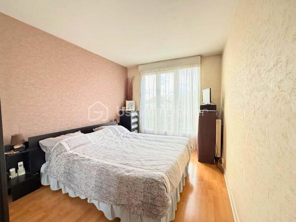 Découvrez ce CHARMENT appartement 4 pièces de 76m2, situé au PLATEAU D'AVRON dans une zone CALME ET PAVILLONAIRE, idéal pour une famille ou un jeune couple en quête de sérénité.

Au 2eme et dernier étage d'une petite copropriété très bien entretenue de 12 lots, ce bien vous séduira par sa luminosité et son absence totale de vis-à-vis, garantissant calme et intimité quotidien.

L' appartement se compose d'une entrée séparée avec de nombreux rangements, pratique et fonctionnelle.
L'agencement distingue parfaitement l'espace de vie de l'espace nuit.
Le séjour de 18m2, SPACIEUX et LUMINEUX, bénéficie d'un accès direct au BALCON et communique avec la cuisine grâce à une large ouverture de type passe plat.
Ce mur n'étant pas porteur, il offre la possibilité d'ouvrir davantage l'espace afin de créer une belle pièce de vie selon vos envies.

Coté nuit vous y trouverez 3 BELLES CHAMBRES AVEC RANGEMENTS de 10,88 m2 et de 11,36m2, une des chambres dispose d'un BALCON.
L'espace est complété par une SDB et WC séparé.

Le bien comprend également un GARAGE d’environ 15m2, une CAVE d'environ 6m2 et d'un SECHOIR pouvant faire office d'une 2eme CAVE.

Les ++ :

RAPID MARKET 
Boulangerie et PIZZERIA
BAR TABAC et Relais Colis 
Centre Médical  
Cinéma, un marché couvert TOUS LES VENDREDIS MATIN et une MICRO CRECHE.
A 1 mn à pied de l'école Elémentaire Edouard HERRIOT.
A 1 mn à pied de la Maternelle Paul LETOMBE.
A 1 mn du Bus 114 qui dessert le RER A en 16mn et à 12 mn du RER E le Raincy Villemomble.
A 5 mn du PARC DES COTEAUX D'AVRON