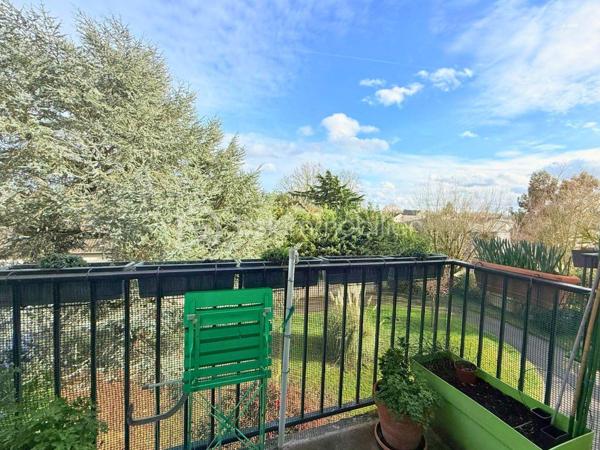 Découvrez ce CHARMENT appartement 4 pièces de 76m2, situé au PLATEAU D'AVRON dans une zone CALME ET PAVILLONAIRE, idéal pour une famille ou un jeune couple en quête de sérénité.

Au 2eme et dernier étage d'une petite copropriété très bien entretenue de 12 lots, ce bien vous séduira par sa luminosité et son absence totale de vis-à-vis, garantissant calme et intimité quotidien.

L' appartement se compose d'une entrée séparée avec de nombreux rangements, pratique et fonctionnelle.
L'agencement distingue parfaitement l'espace de vie de l'espace nuit.
Le séjour de 18m2, SPACIEUX et LUMINEUX, bénéficie d'un accès direct au BALCON et communique avec la cuisine grâce à une large ouverture de type passe plat.
Ce mur n'étant pas porteur, il offre la possibilité d'ouvrir davantage l'espace afin de créer une belle pièce de vie selon vos envies.

Coté nuit vous y trouverez 3 BELLES CHAMBRES AVEC RANGEMENTS de 10,88 m2 et de 11,36m2, une des chambres dispose d'un BALCON.
L'espace est complété par une SDB et WC séparé.

Le bien comprend également un GARAGE d’environ 15m2, une CAVE d'environ 6m2 et d'un SECHOIR pouvant faire office d'une 2eme CAVE.

Les ++ :

RAPID MARKET 
Boulangerie et PIZZERIA
BAR TABAC et Relais Colis 
Centre Médical  
Cinéma, un marché couvert TOUS LES VENDREDIS MATIN et une MICRO CRECHE.
A 1 mn à pied de l'école Elémentaire Edouard HERRIOT.
A 1 mn à pied de la Maternelle Paul LETOMBE.
A 1 mn du Bus 114 qui dessert le RER A en 16mn et à 12 mn du RER E le Raincy Villemomble.
A 5 mn du PARC DES COTEAUX D'AVRON